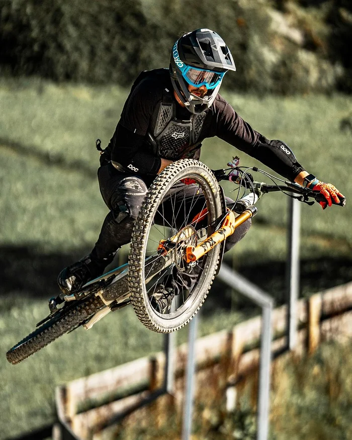 El control corporal y la posición sobre la bicicleta reflejan una técnica avanzada de mountain bike.