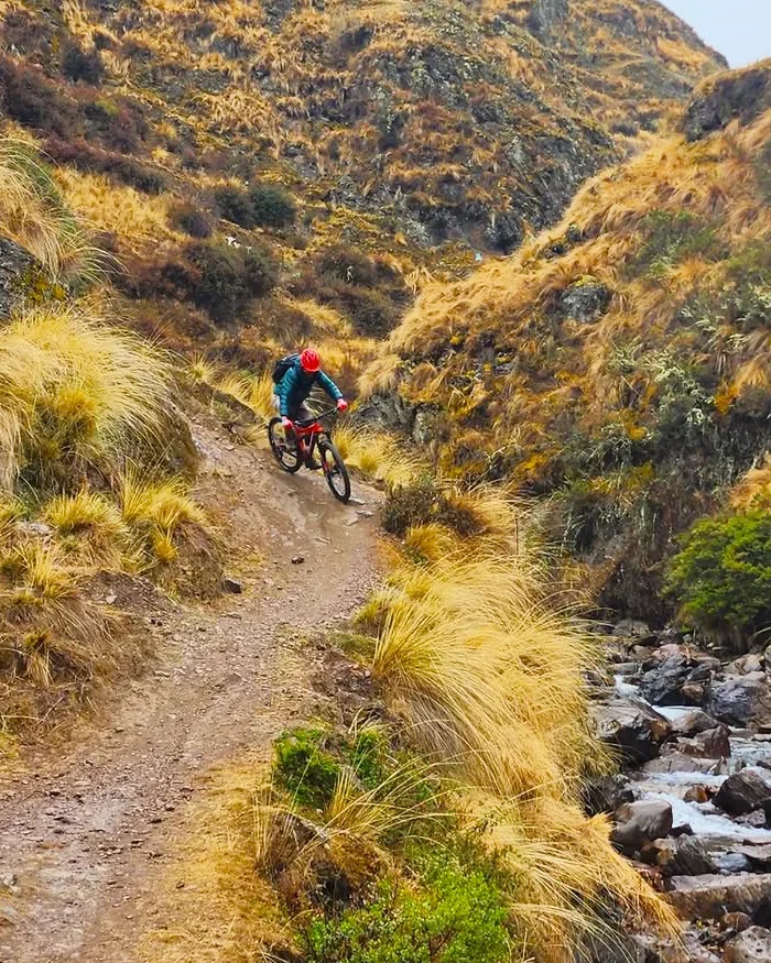 El paisaje seco y montañoso resalta el carácter rústico y exigente de la ruta.