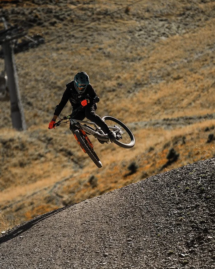La postura del rider refleja experiencia y técnica avanzada propias del Enduro en Cusco.