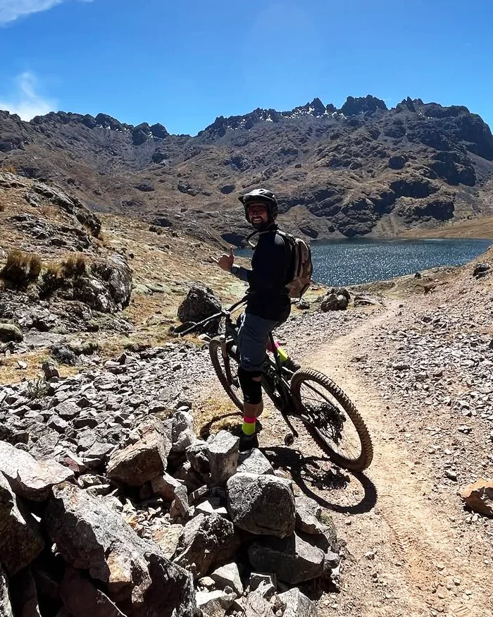 The setting highlights the challenge of the route, with natural trails ideal for mountain biking at altitude.