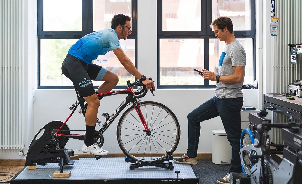 A cyclist undergoes a stress test and biomechanical adjustment to optimize performance ahead of the competition