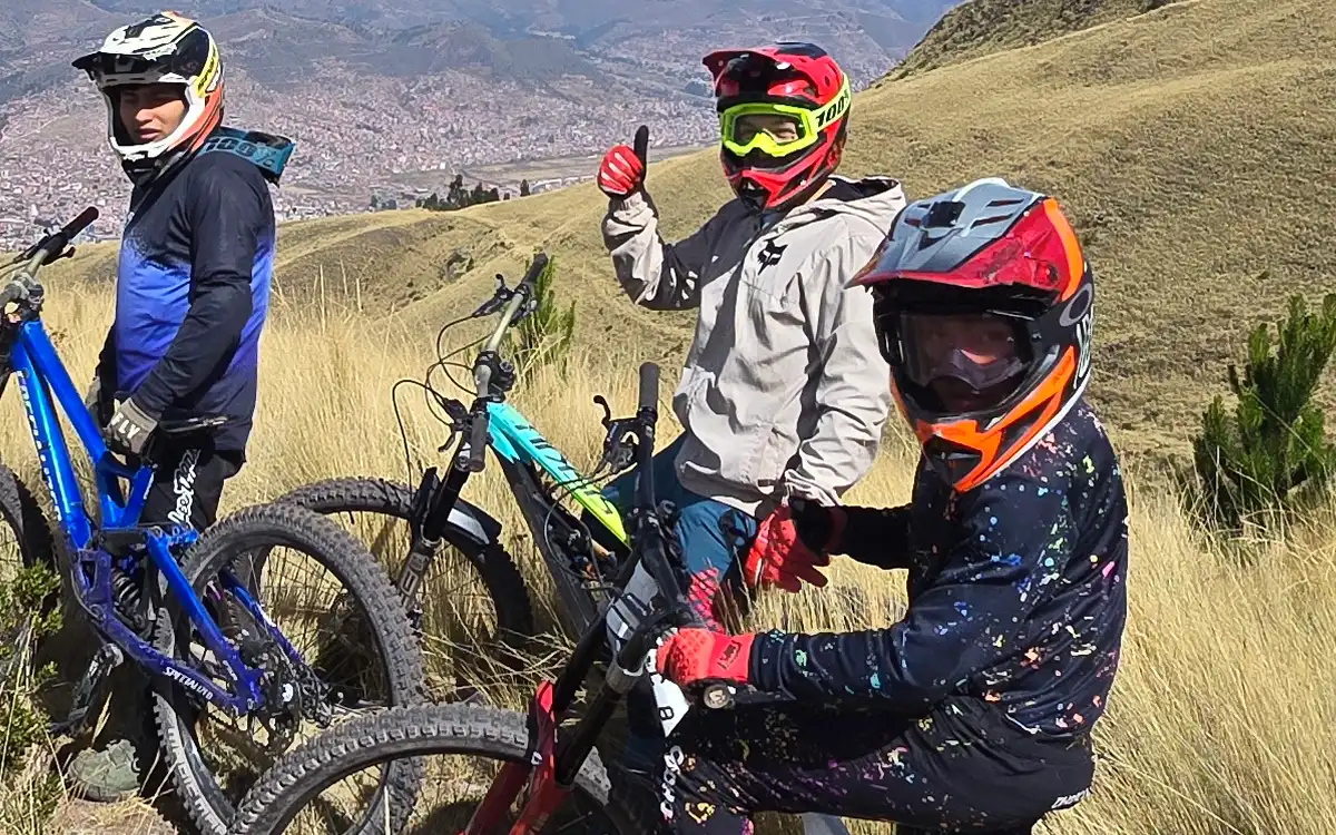 Errores comunes en downhill en Cusco aparecen al no leer correctamente el terreno de pastizales secos y subestimar el agarre.