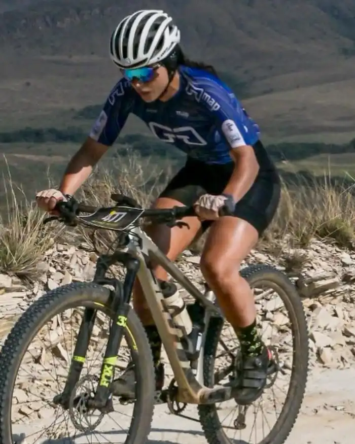 El terreno seco y suelto exige buen control de la bicicleta y una técnica constante.