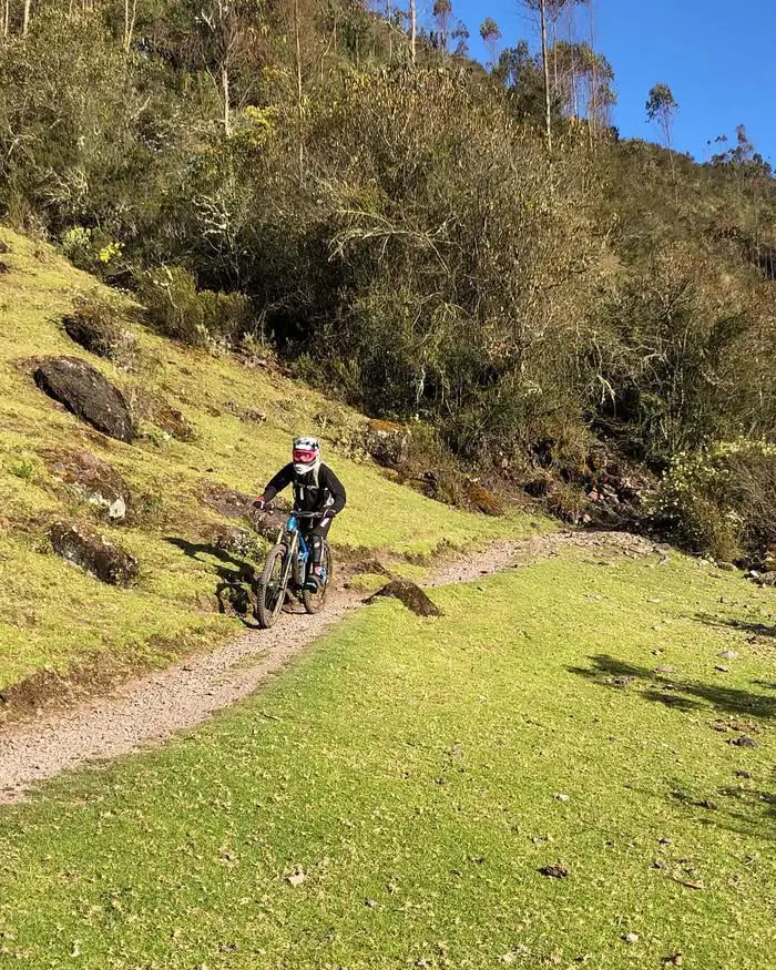 El sendero estrecho obliga a anticipar curvas y controlar la velocidad durante el descenso técnico.