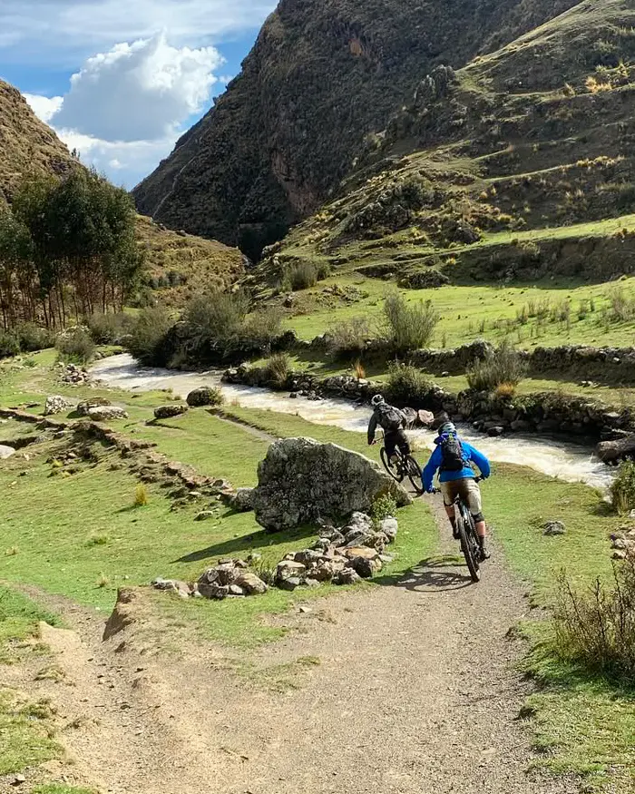 Los riders mantienen una distancia prudente mientras siguen la línea natural del sendero.
