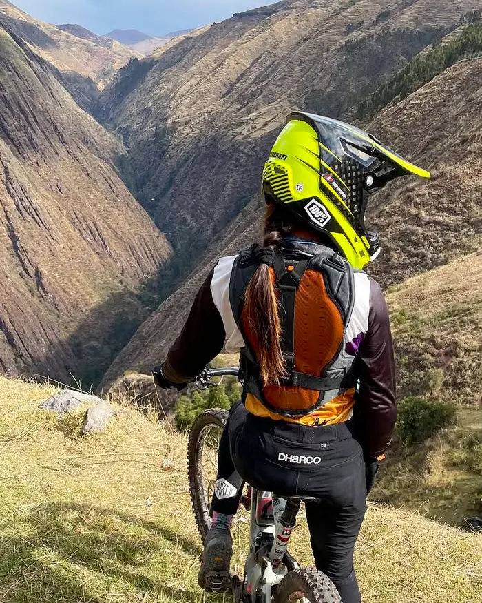 La postura de la rider refleja concentración y análisis del terreno antes de avanzar.