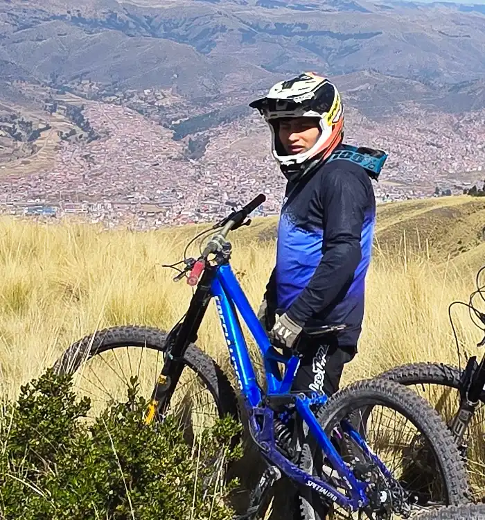 La escena refleja una experiencia de MTB en altura, típica de rutas de montaña abiertas.