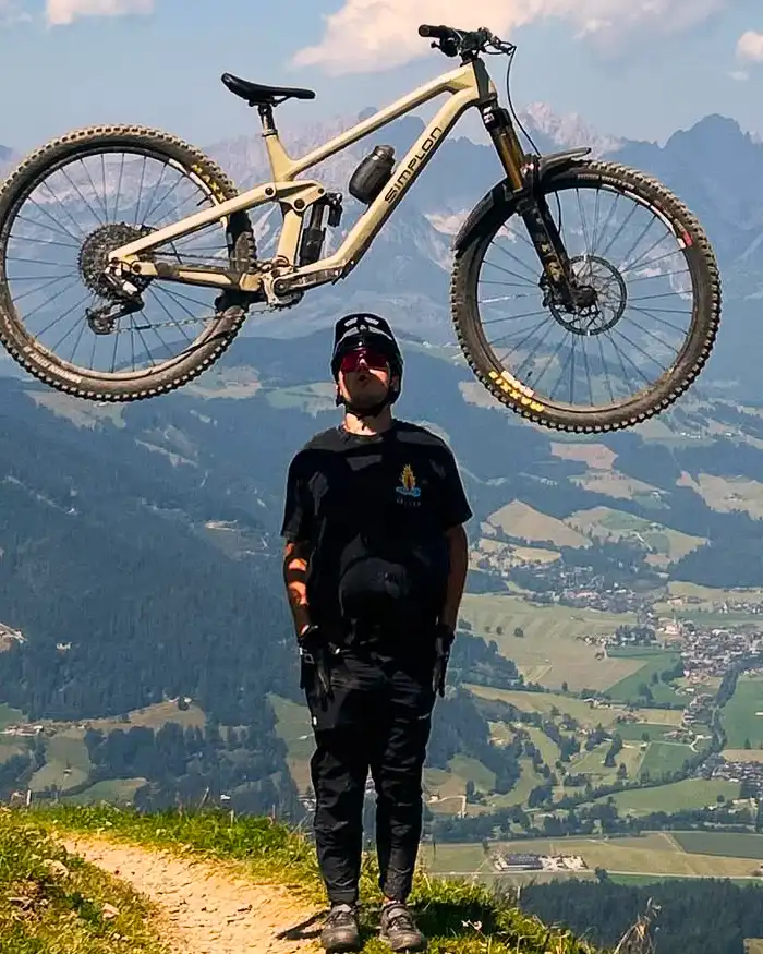 El uso de equipo técnico adecuado forma parte esencial de qué incluye un buen tour de MTB en Cusco, priorizando seguridad y rendimiento.