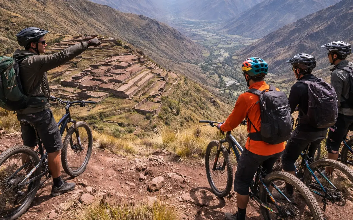 Un guía local señala con el brazo extendido hacia las terrazas de Huchuy Qosqo mientras el grupo observa atento el destino final.