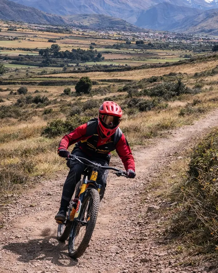 La mejor ruta de Downhill en Chinchero arranca en caminos rurales de Cuper, con tierra compactada y grava fina para entrar en ritmo sin sustos.
