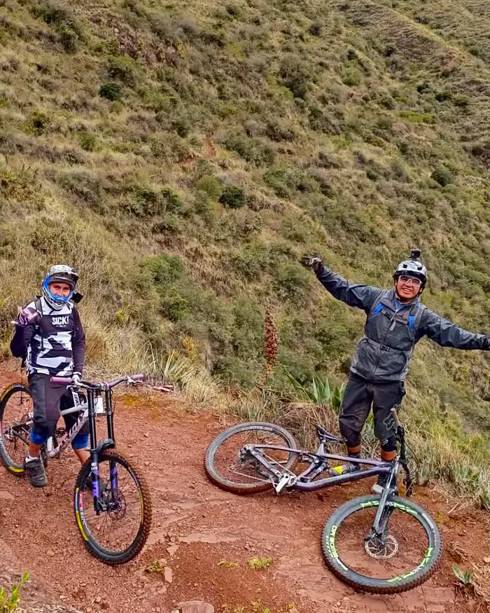 La pendiente del sendero muestra claramente que la ruta exige control y buena lectura del terreno.