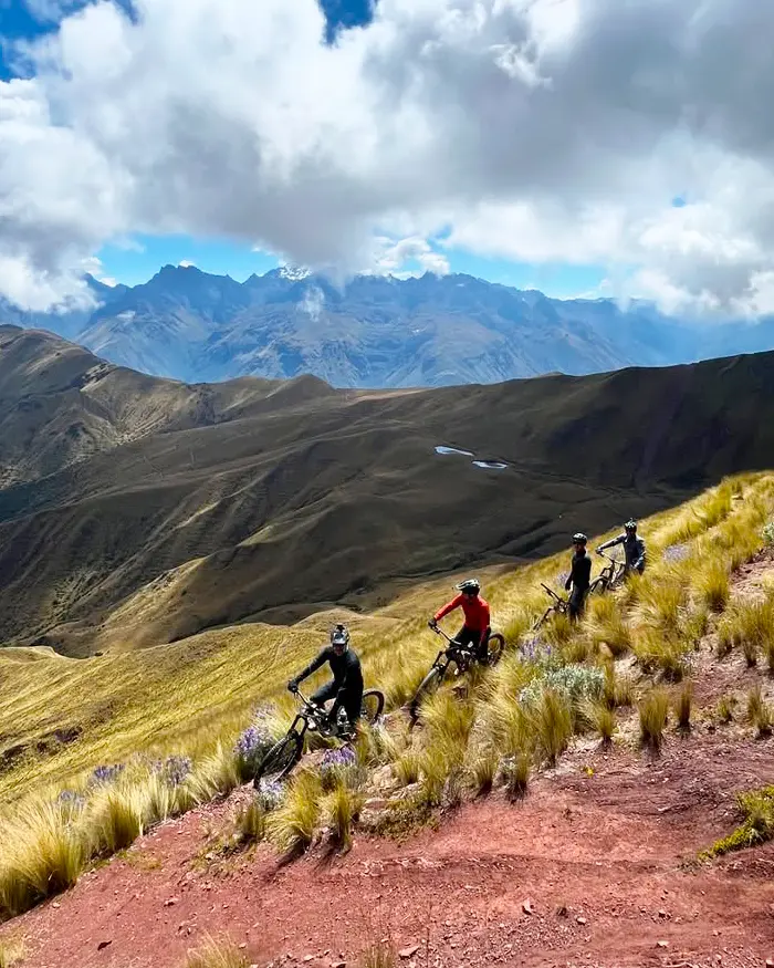 El sendero se dibuja angosto y serpenteante, marcando una línea clara sobre la montaña abierta.