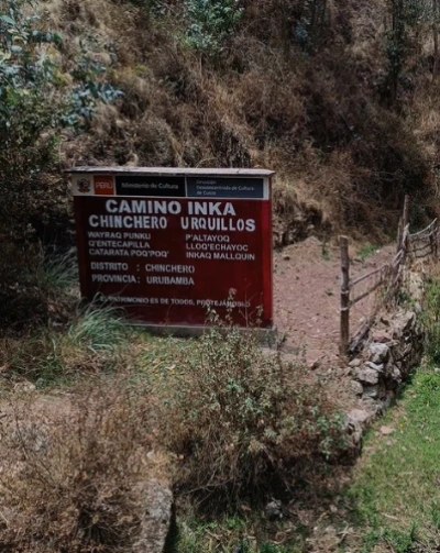 This sign is one of the clearest access points for the Chinchero to Urquillos descent. It is not just a random trail, it follows a historic route with traditional path sections. Use it to confirm you are heading the right way before dropping in, and ride respectfully around fields and stone walls. Urquillos Flow MTB route