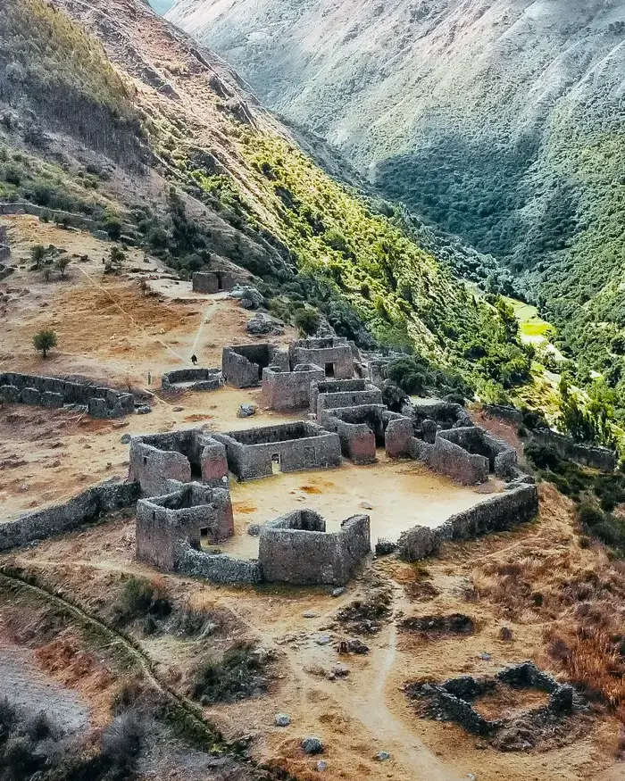 Las antiguas construcciones de piedra se distribuyen en distintos niveles, adaptándose perfectamente al terreno irregular.