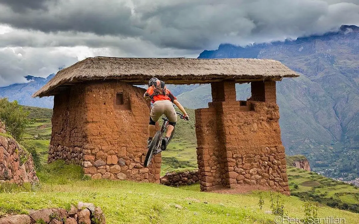 The contrast between Inca architecture and modern MTB gives the scene a unique touch.