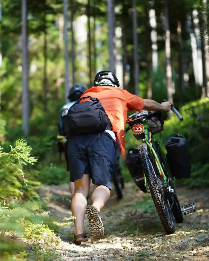 The enduro hip pack for mountain riding allows you to carry essential tools without sacrificing mobility on demanding terrain.