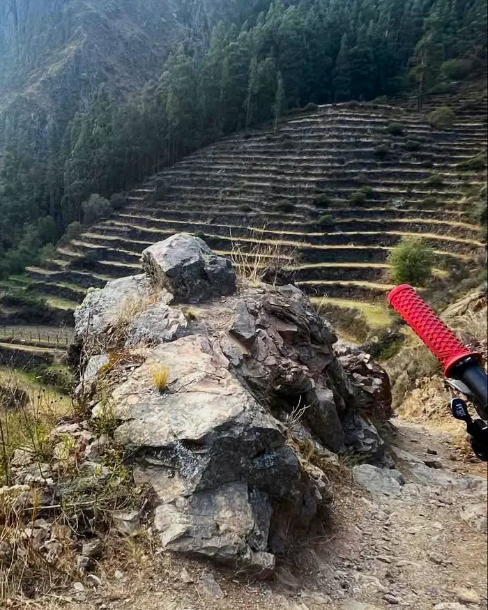 El entorno combina naturaleza, cultura inca y dificultad técnica en un solo escenario de montaña.