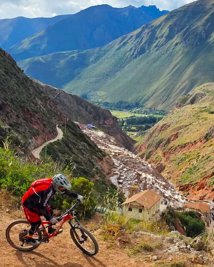 The ideal tires for MTB in Cusco usually combine strong side grip, durability, and a tread pattern adapted to Andean terrain.