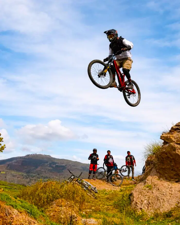 The image combines technique, altitude, and control, three elements that make it essential to learn how to acclimate before doing MTB in Cusco.