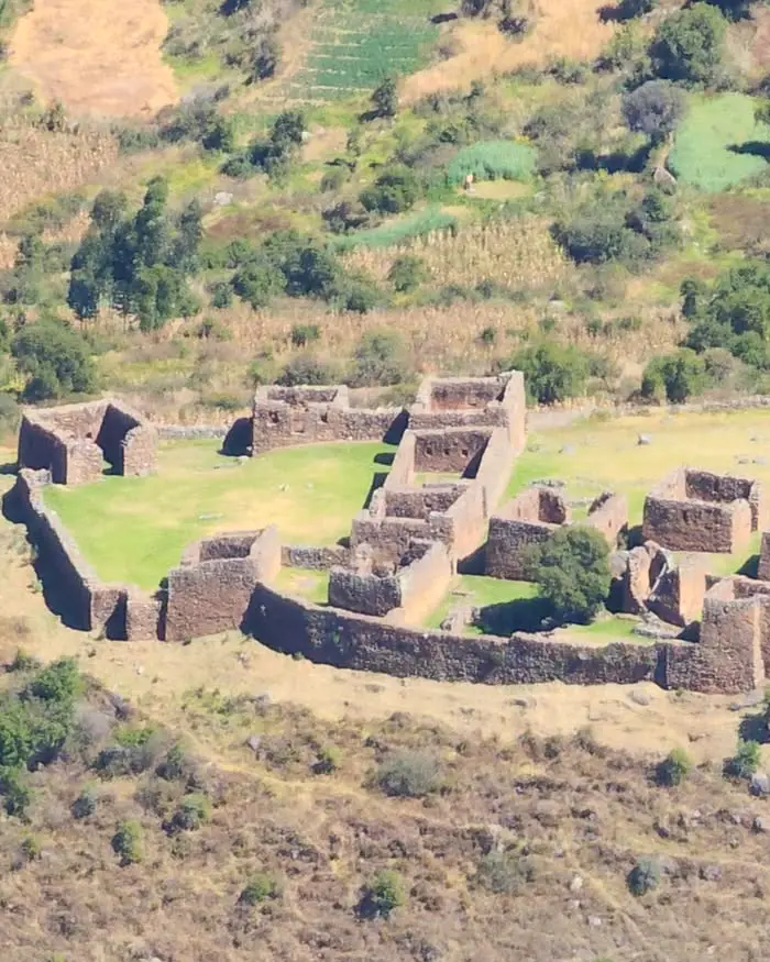 La imagen revela restos arqueológicos rodeados de un paisaje rural lleno de vegetación y campos cultivados.