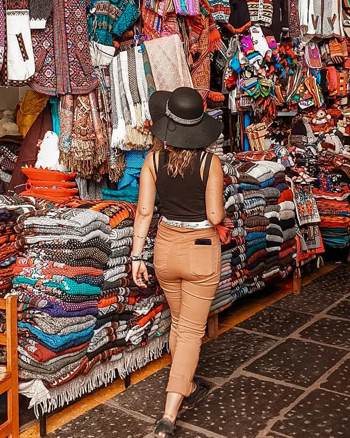 The market conveys an authentic and cultural atmosphere typical of destinations like Cusco or the Sacred Valley.