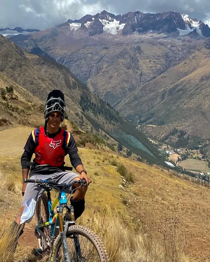 La vista panorámica revela un valle profundo atravesado por un río que se pierde en la distancia.