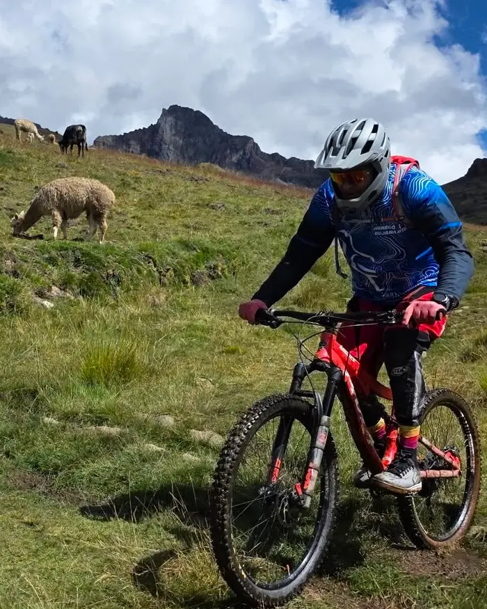 The rider is wearing an ideal helmet for high altitude enduro, along with gloves and technical gear, which indicates he is prepared for demanding terrain.