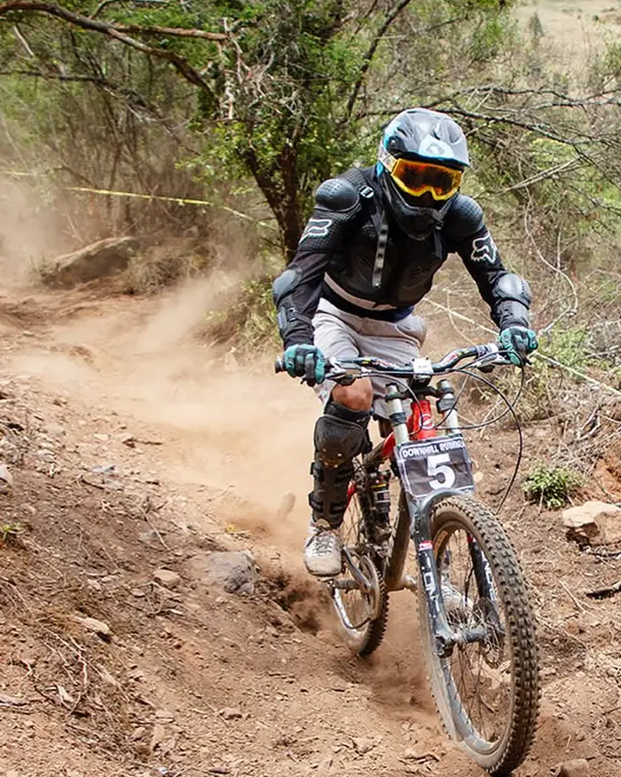 La protección completa del rider indica que se trata de un tramo exigente y técnico.