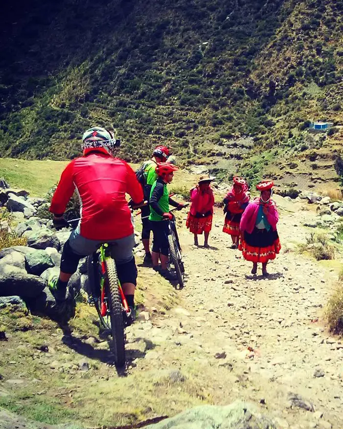 El sendero de piedra refleja un uso ancestral que hoy también forma parte de rutas de MTB.